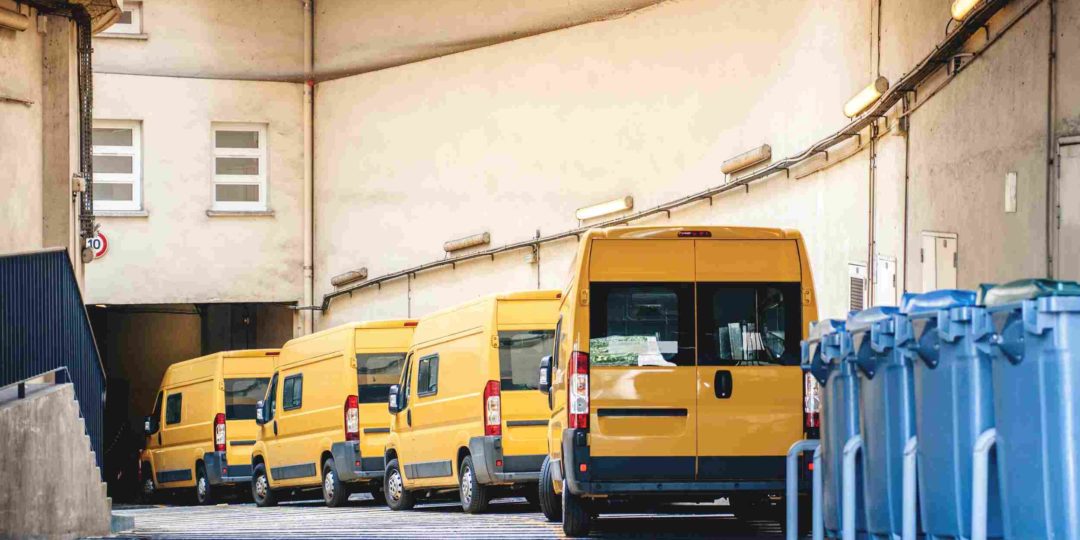 https://www.easyimportmoving.com/wp-content/uploads/2015/11/movers_06-1080x540.jpg